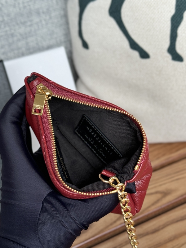 イヴサンローラン財布角部分ディテール